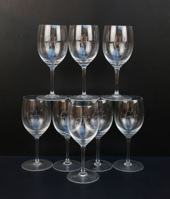 six verres à vin vides empilés les uns sur les autres sur une table