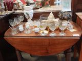 une petite table sur laquelle sont posés de nombreux verres