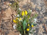 un vase contenant des fleurs, posé sur une table