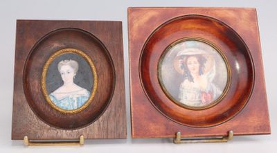 une paire de portraits miniatures représentant une dame et un monsieur, dans un cadre en bois