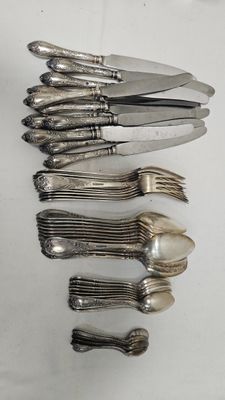 beaucoup de fourchettes et de cuillères sur la table