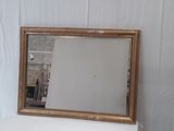 un miroir posé sur une table