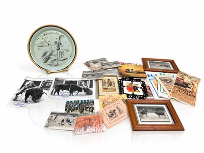 de nombreuses photos et une horloge posée sur une table