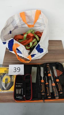 un sac d'outils posé sur une table à côté d'un sac de légumes