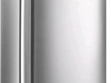 gros plan d'une poubelle en acier inoxydable sur fond blanc