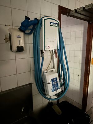 un tuyau bleu fixé au mur d'une salle de bains