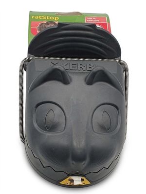 un sac en forme de chat noir muni d'une fermeture éclair