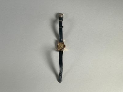 une montre posée sur une table
