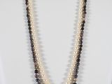 gros plan d'un collier de perles sur un mannequin