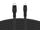 une image montrant un gros plan d'un câble noir branché à un chargeur