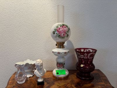 Sur la commode: ensemble de bibelots comprenant un buste  en résine, u - Photo 1