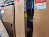 Plusieurs cartons sont empilés les uns sur les autres dans un entrepôt