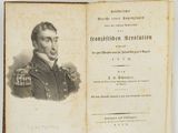 un vieux livre sur lequel figure la photo d'un homme en uniforme militaire