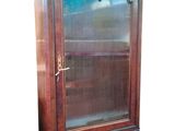 une photo d'une vitrine en bois avec des portes vitrées