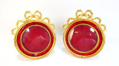 une paire de boucles d'oreilles en verre rouge et or, ornées d'une couronne