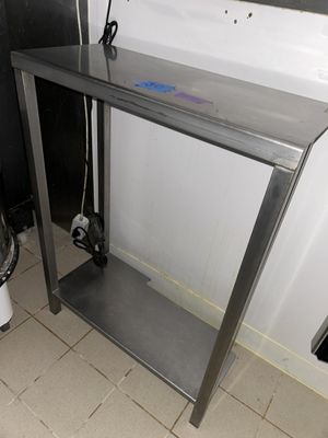 une photo d'une salle de bains avec un lavabo et des toilettes