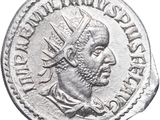 une pièce d'argent surmontée d'une couronne