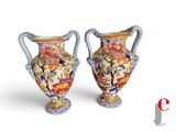 deux vases posés côte à côte sur une surface blanche