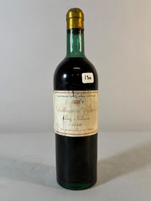 une bouteille de vin posée sur une table