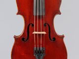 un vieux violon avec un archet sur fond blanc