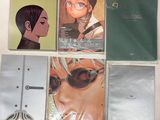 Quatre livres sont posés sur une table, avec des verres dessus.