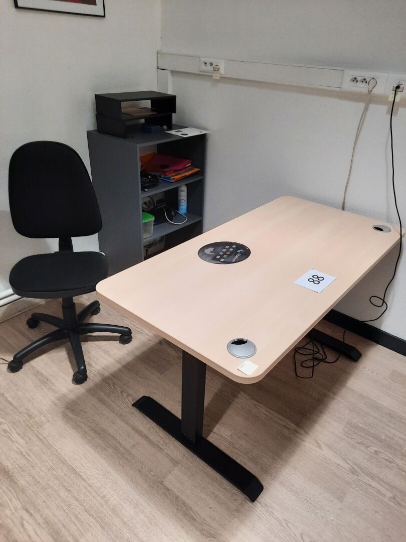 Bureau en mélaminé façon bois et métal noir
