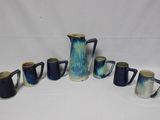 un ensemble de tasses à café bleues et blanches et un pichet