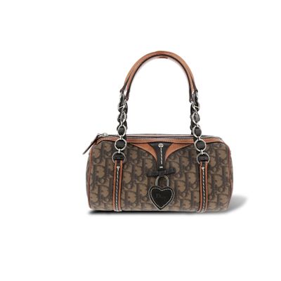 un sac à main marron et noir orné d'un cœur