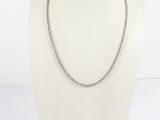 Collier à chaîne en argent sur une tête de mannequin, sur fond blanc