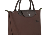 un sac Longchamp marron avec une poignée verte