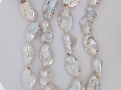 beaucoup de perles disposées sur une assiette blanche