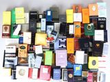 beaucoup de cigarettes différentes sur la table