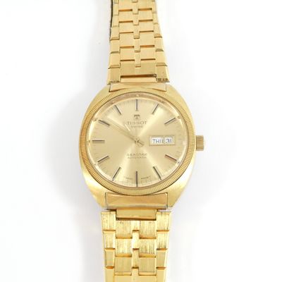 une image d'un gros plan d'une montre-bracelet sur une surface blanche