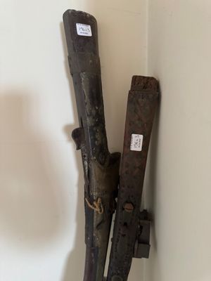 deux bâtons qui dépassent du coin d'un mur