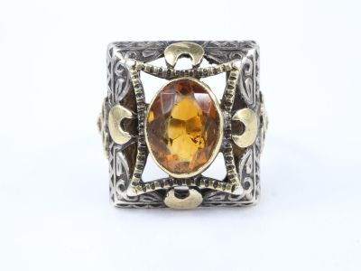 Bague en or jaune et argent centrée d'une citrine ovale face…