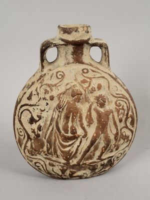 une image représentant un vase sur lequel figure une femme