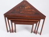 trois tables gigognes en bois avec un plateau peint sur fond blanc