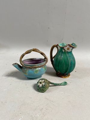deux vases posés l'un à côté de l'autre sur une table