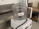 un robot ménager posé sur le plan de travail d'une cuisine