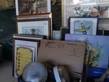 une pile de photos encadrées posées sur une table dans une pièce