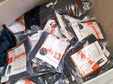 une boîte en carton contenant toutes sortes d'objets
