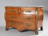 une commode en bois avec un plateau en marbre