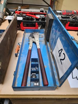 une boîte à outils posée sur une table, sur laquelle figure un numéro