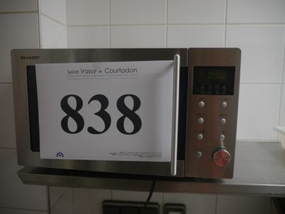 un micro-ondes sur lequel est apposée une étiquette indiquant « 388 »