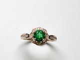 Gros plan sur une bague contenant une pierre verte