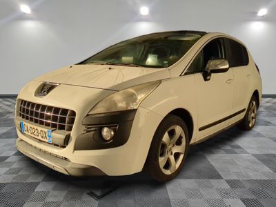 la petite voiture blanche est garée dans une pièce au sol à carreaux