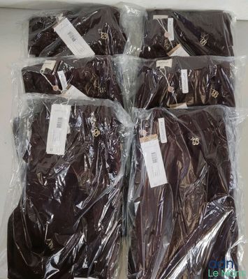 quatre sacs contenant des vêtements de couleur chocolat sont emballés dans du plastique