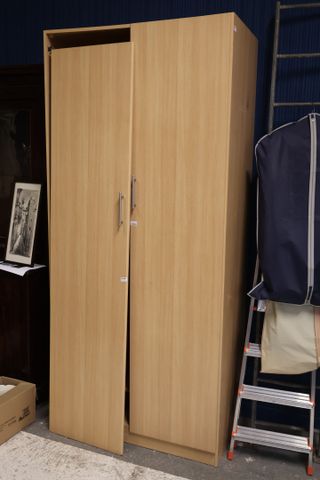 Armoire penderie moderne. Charnière d’une porte à refixer. H 223 ...