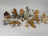 un grand nombre de figurines posées sur une table