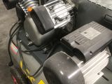 deux compresseurs d'air posés sur un chariot dans un entrepôt